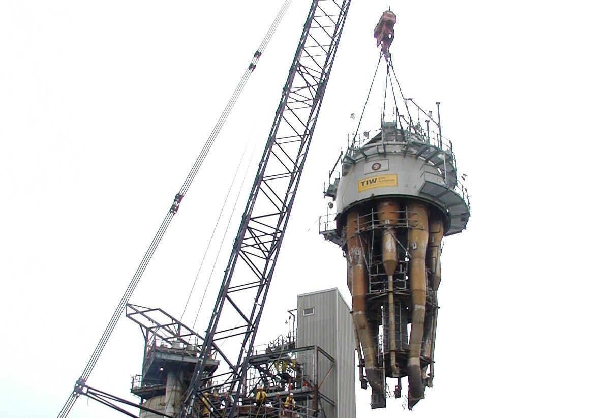 Lift of New Section of FCCU, Reactor Head and Cyclone Assembly